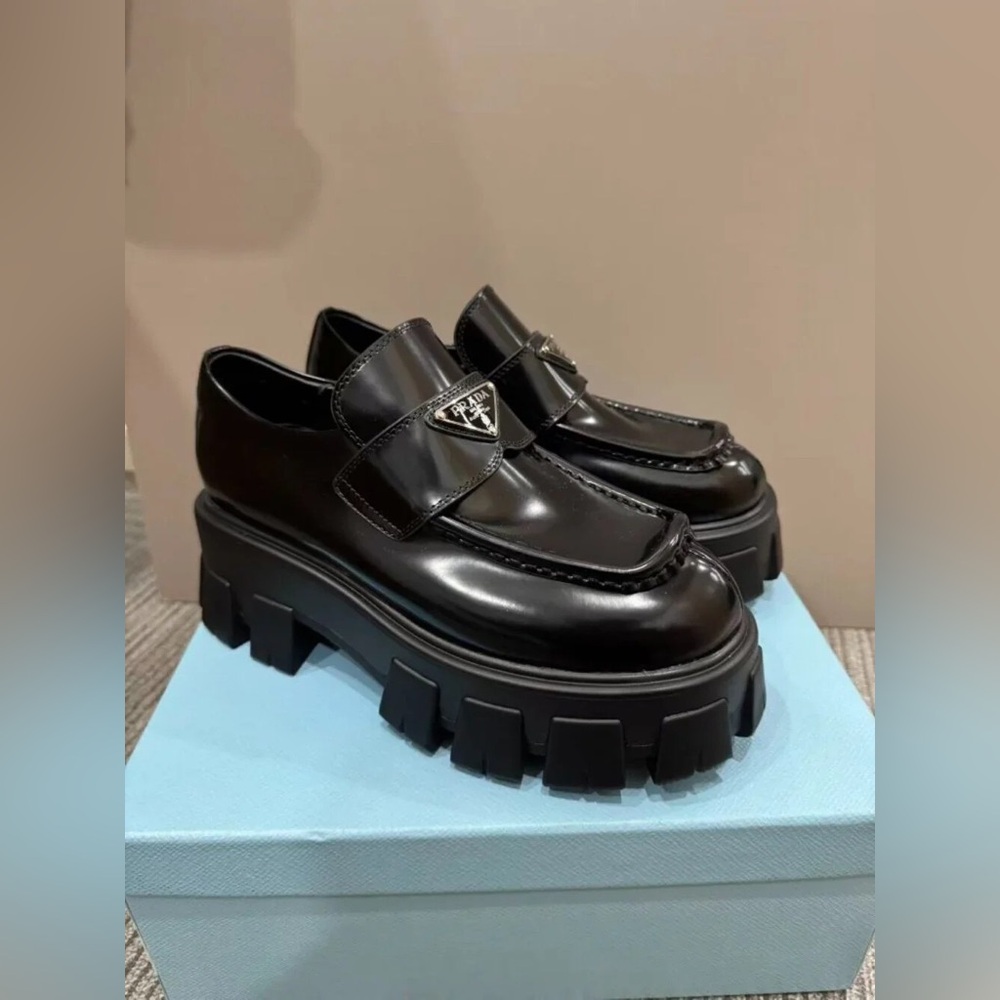 🔥🔥🔥Prada Women's Black Loafers